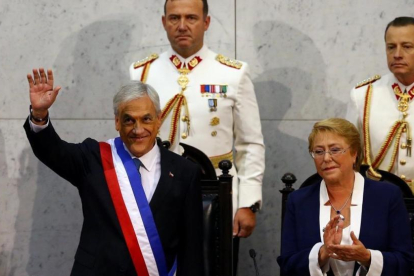 Piñera saluda tras recibir la banda presidencial de la presidenta saliente Michelle Bachelet.-REUTERS / IVAN ALVARADO