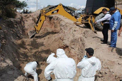 Autoridades recaban los cuerpos de una fosa clandestina en Guerrero, México.-EFE