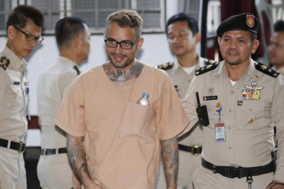 Artur Segarra (centro), a su llegada al Tribunal Criminal de Tailandia, el 4 de mayo, en Bangkok.-EFE / NARONG SANGNAK