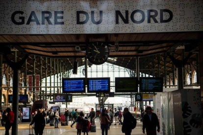 Pasajeros en la Estación del Norte de París.-AFP