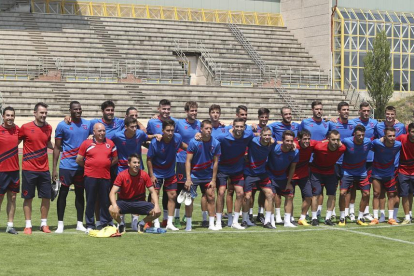 El cuerpo técnico, utilleros y jugadores del Numancia, ayer, a la finalización de la primera sesión de entrenamiento en el anexo de Los Pajaritos.-HDS