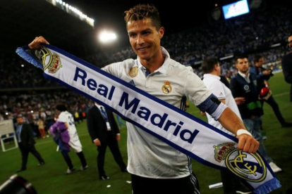 Cristiano Ronaldo, con una bufanda del Madrid.-