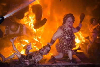 Dos 'ninots' de Rita Barberá y Mariano Rajoy arden en una falla de Valencia.-MIGUEL LORENZO