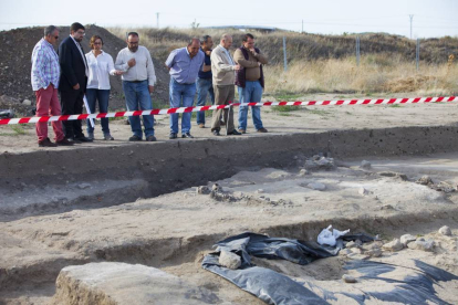 El presidente de la Diputación de Ávila, Jesús Manuel Sánchez Cabrera, visita las excavaciones arqueológicas de villa romana de San Pedro del Arroyo-Ical