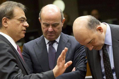Guindos (centro) conversa con el ministro Griego de Finanzas, Gikas Hardouvelis (izquierda), y el Comisario europeo de Asuntos Económicos y Monetarios, Pierre Moscovici, antes del comienzo de la reunión de ministros de Finanzas de la Unión Europea en Brus-Foto: AP / VIRGINIA MAYO