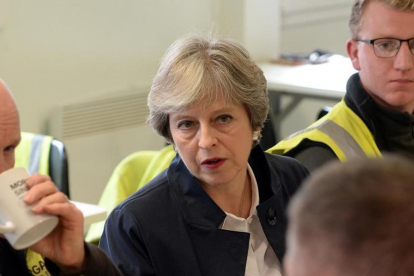 May, durante una visita a unas obras en Old Buckenham (Norfolk), el 26 de octubre.-REUTERS