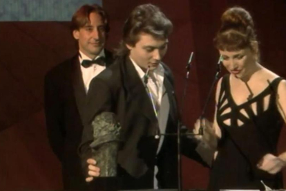 El guionista Eduardo Bajo Ulloa recibe, de manos de Verónica Forqué y Juanjo Puigcorbé, el Goya al mejor guion original por 'Alas de mariposa', en 1992.-