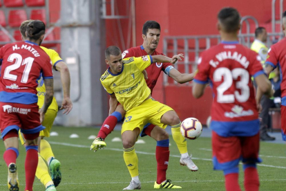 Carlos Gutiérrez pugna con Aketxe durante el partido de la primera vuelta entre el Numancia y el Cádiz en Los Pajaritos.-LUIS ÁNGEL TEJEDOR