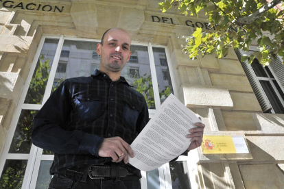 Juan Ramón Soria en la puerta de la Subdelegación con el documento presentado y respaldado por 711 firmas visontinas.-VALENTÍN GUISANDE