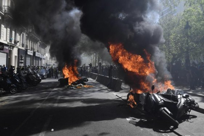 Imagen de las protestas de este sábado en el centro de París.-EFE / JULIEN DE ROSA