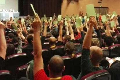 Participantes en la asamblea de la CUP del pasado domingo en Esparreguera, en el momento de votar.-