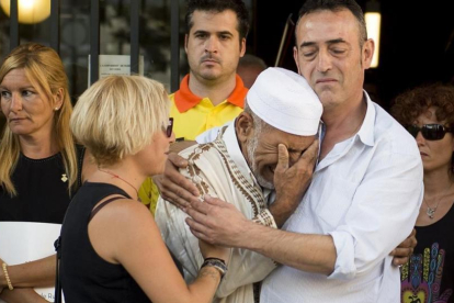 La fotografía de Jordi Cotrina en la que Javier Martinez, padre de Xavi, la víctima de tres años del atentado de la Rambla, abraza a Dris Salym, el imán suplente de Rubí.-JORDI COTRINA