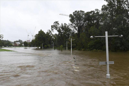 Una calle anegada por el agua tras las inundaciones provocadas por las fuertes lluvias caídas tras el paso del ciclón "Debbie", en el sur de Brisbane, Queensland (Australia).-EFE