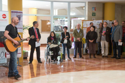 La Escuela Universitaria de Magisterio acogió la sesión titulada ‘Zamora con León Felipe’, en la que se rindió homenaje al poeta de Tábara con un recital de poesía en hebreo y en castellano. La actividad contó con la participación de integrantes del Centr-Ical
