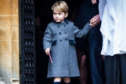 El príncipe Jorge, a la salida de la iglesia, el pasado domingo.-REUTERS
