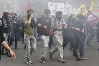 Estudiantes protestan entre gases lacrimógenos de la policía contra la reforma laboral.-REUTERS / GONZALO FUENTES