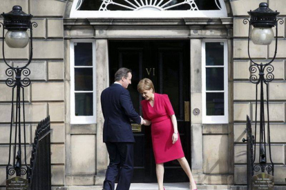 El primer ministro británico David Cameron y la líder del SNP Nicola Sturgeon se reúnen por primera vez desde las elecciones generales en el Reino Unido.-Foto: EFE / ROBERT PERRY