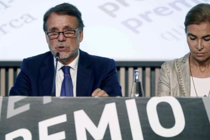El presidente de Planeta, José Creuheras, y Carmen Posadas, miembro del jurado del premio.-ANDREU DALMAU (EFE)