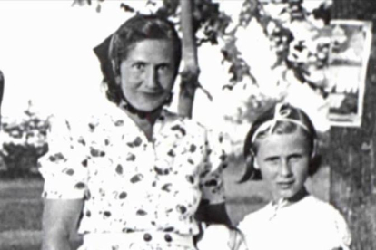 La escritora Angelika Schrobsdorff, de niña, con su madre, cuya historia cuenta en 'Tú no eres como otras madres'.-