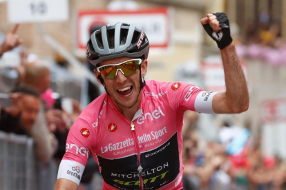 Simon Yates celebra la victoria en la 11ª etapa del Giro.-/ LUK BENIES (AFP)