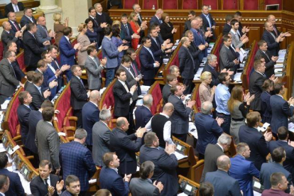 Los parlamentarios ucranianos aplauden la resolución del Parlamento.-Foto: AFP / GENYA SAVILOV