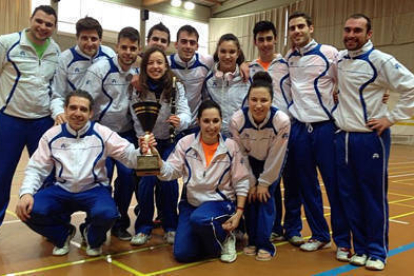 Los integrantes del Club Bádminton Soria con el trofeo de campeones. / DELEGACIÓN SORIANA DE BÁDMINTON-