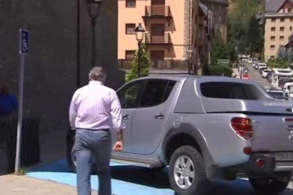 Luis Bárcenas se dirige a su vehículo, aparcado en una plaza para discapacitados, tras acudir a firmar a los juzgados de Vielha, este martes.-TV-3