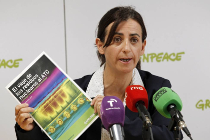 La responsable de la campaña antinuclear, Raquel Montón durante la rueda de prensa de Greenpeace para alertar de los riesgos del transporte de residuos nucleares hasta el ATC para los habitantes de 216 municipios-Ical