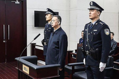 El exjefe de Interpol Meng Hongwei (centro) ecucha el veredicto del tribunal de la ciudad china de Tianjin.-AFP