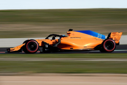 Fernando Alonso, en pleno pilotaje por la pista de Montmeló.-/ JOSEP LAGO (AFP)