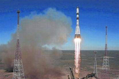 Despegue del carguero 'Progress', a bordo de un cohete lanzador 'Soyuz 2-1A', el pasado 25 de abril.-Foto: EFE / ROSCOSMOS