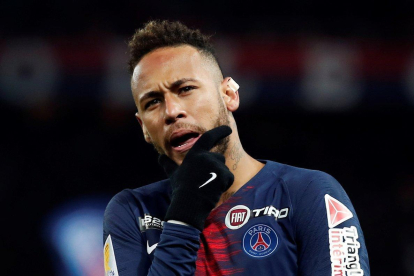 Neymar, pensativo en el Parque de los Príncipes de París.-