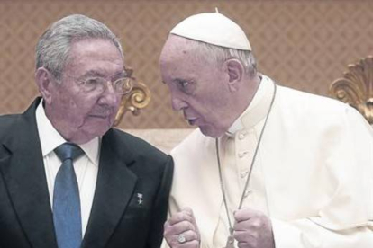 Raúl Castro y el papa Francisco en un momento de la audiencia.-Foto: REUTERS/GREGORIO BORGIA