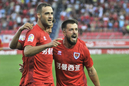Higinio celebra junto a Héctor Hernández el primer gol marcado al Mirandés el pasado sábado.-VALENTÍN GUISANDE