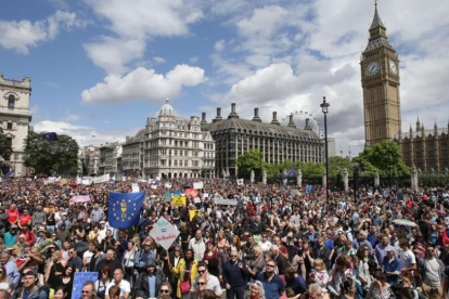Partidarios de la permanencia en la UE se manifiestan en Parliament Square, en Londres, el 2 de julio.-AP / DANIEL LEAL-OLIVAS