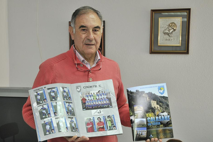 Ángel Calvo con el álbum de cromos del Calasanz que saldrá a la venta el próximo miércoles.-Valentín Guisande