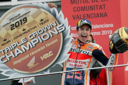 Marc Márquez (Repsol-Honda) gana el GP de Valencia y consiguen el título para el equipo.-EFE / KAI FORSTERLING
