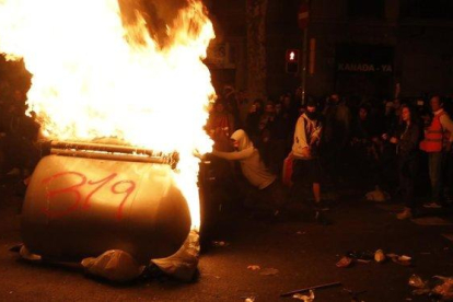 Un contenedor arde a manos de participantes en las protestas, el pasado jueves en Barcelona.-FERRAN NADEU
