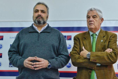 David José Mañas (izquierda) y el abogado José María Fuster-Fabra, este martes en la rueda de prensa.-FERRAN SENDRA