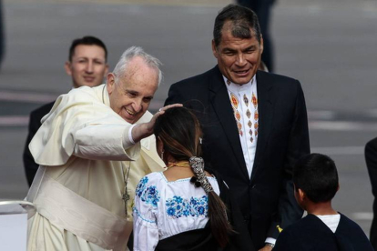 El Papa saluda a uns niños indígenas ante la mirada del presidente de Ecuador, Rafael Correa.-Foto:   EFE / JOSÉ JACOME RIVERA