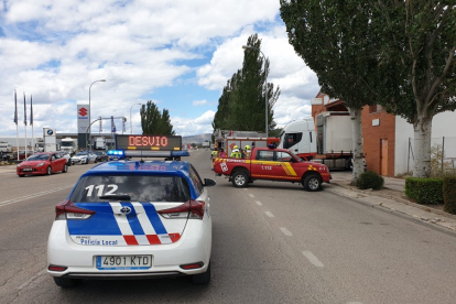 La Policía Local regula el tráfico en la avenida de Valladolid de Soria. GONZALO MONTESEGURO