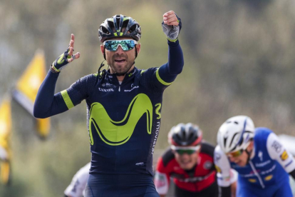 Alejandro Valverde celebra la quinta victoria en el muro de Huy lanzando una flecha imaginaria.-GEERT VANDEN WIJNGAERT