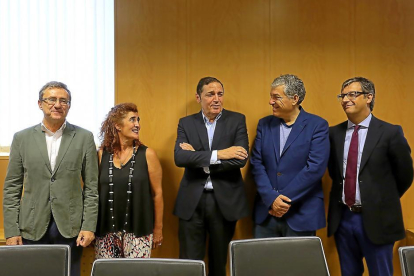 El médico de Familia de Peñafiel José Luis Almudí, la enfermera de Soria Francisca Chico, el consejero Antonio Sáez, el psiquiátra de Zamora Manuel Franco Martín y el cardiólogo de Salamanca Pedro Luis Sánchez.-ICAL