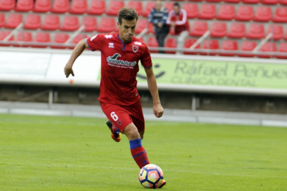 Íñigo Pérez conduce el balón en un encuentro en el campo de Los Pajaritos.-Diego Mayor