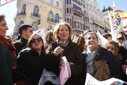 Esperanza Aguirre, rodeada de manifestantes, este sábado en Madrid.-Foto: JUAN MANUEL PRATS