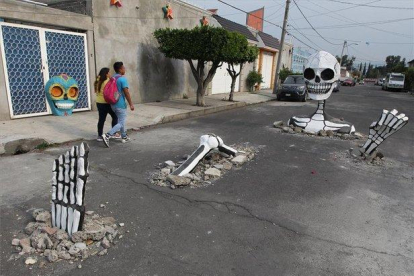 Vecinos de una colonia de la Ciudad de México realizaron el momntaje de calaveras gigantes.-EFE