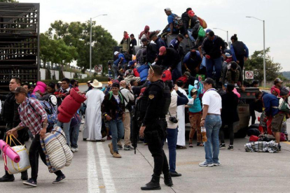Integrantes de la caravana migrante continuan su marcha por la ciudad de Guadalajara en el estado de Jalisco.-EFE
