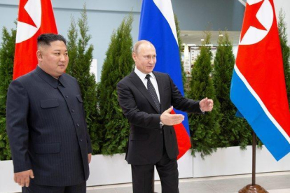Putin da la bienvenida al campus de la Universidad federal del Lejano Oriente, en Vladivostok, a Kim Jong-un.-REUTERS / ALEXANDER ZEMLIANICHENKO