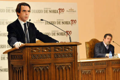 José María Aznar ofrece su conferencia ante la mirada del director de DIARIO DE SORIA / EL MUNDO, Juan Francisco Corcuera. / VALENTÍN GUISANDE-