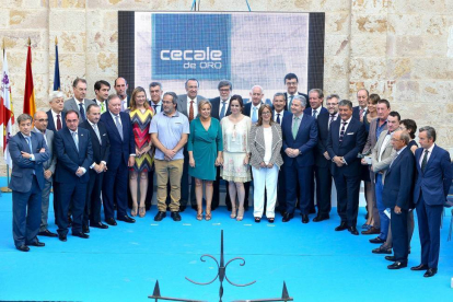 Los galardonados y el presidente de Cecale con la vicepresidenta de la Junta y la consejera de Hacienda, la presidenta de las Cortes, el delegado del Gobierno y el alcalde.-Ical